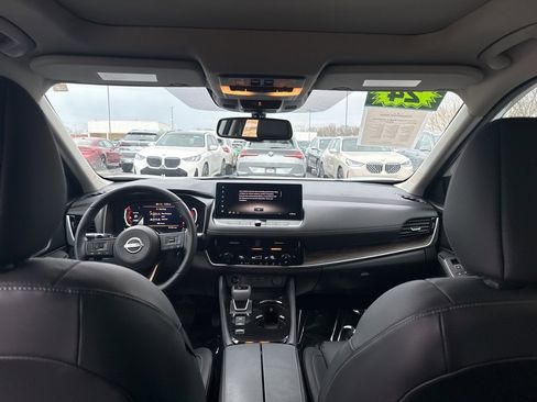 Used 2024 Nissan Rogue Platinum image 17