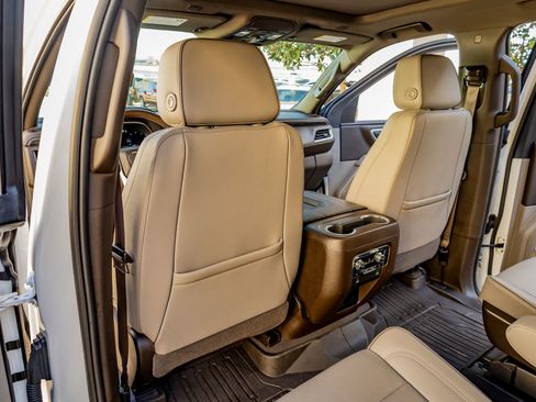 Used 2023 GMC Yukon SLT w/ SLT Luxury Package image 33