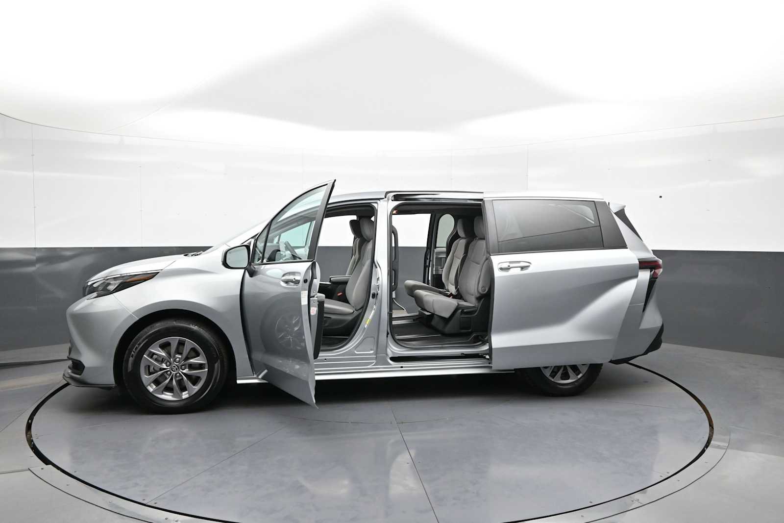 Used 2025 Toyota Sienna LE FWD image 43