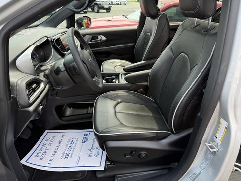 Used 2026 Chrysler Pacifica Limited FWD image 11