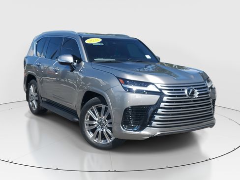 Used 2023 Lexus LX 600 4WD w/ Ultra Luxury Package image 2
