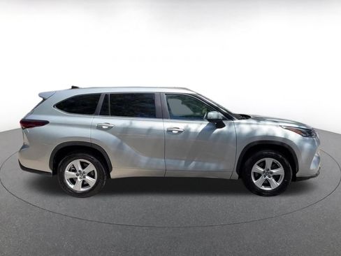 Used 2025 Toyota Highlander LE FWD image 16