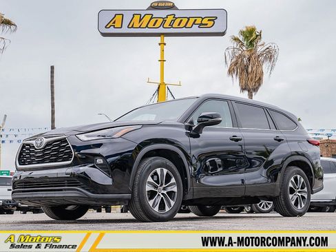 Used 2023 Toyota Highlander XLE image 1