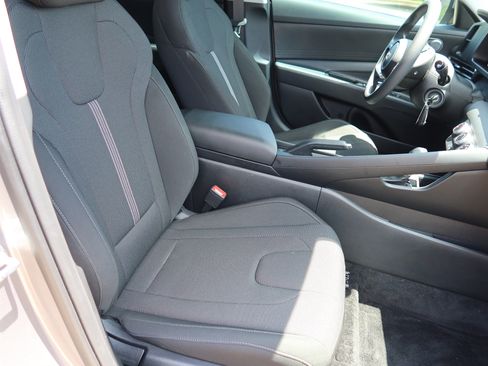 Used 2025 Hyundai Elantra SE FWD image 8