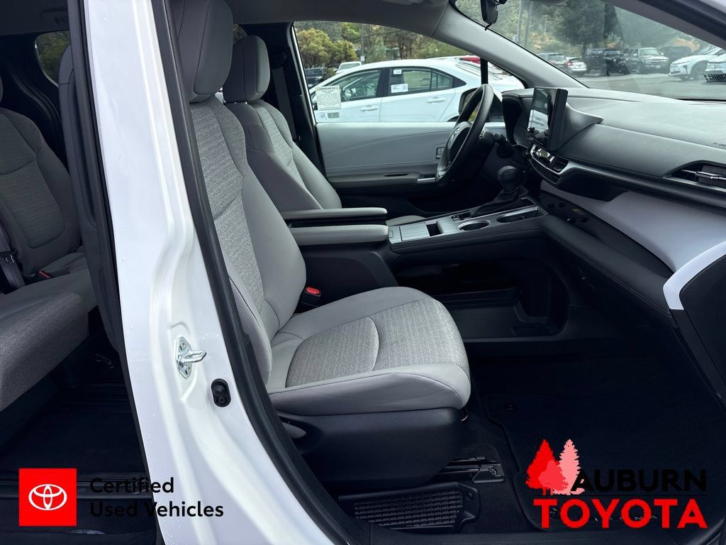 Certified 2025 Toyota Sienna LE FWD image 28