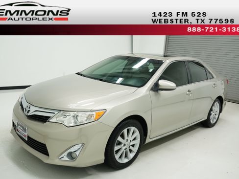 Used 2014 Toyota Camry XLE FWD image 1