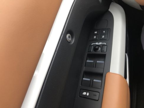 Used 2023 Land Rover Defender 110 S image 12