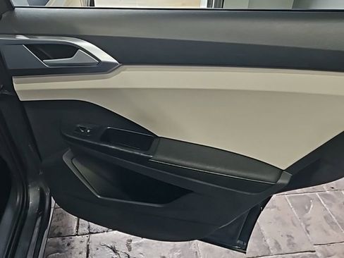 Used 2025 Volkswagen Taos SE image 13