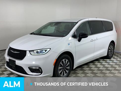 Used 2024 Chrysler Pacifica Select image 4