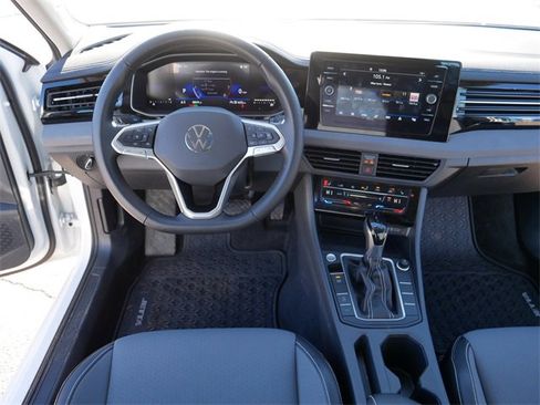 Certified 2025 Volkswagen Jetta SE image 21