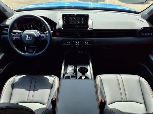 Used 2025 Honda Pilot TrailSport image 11
