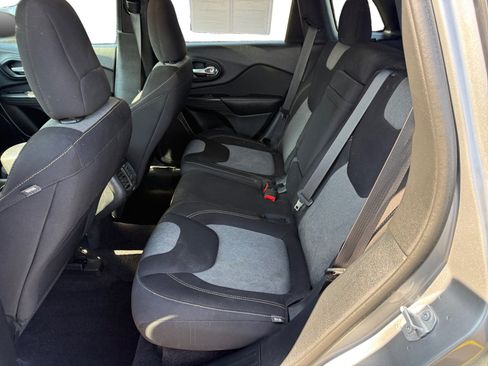 Used 2016 Jeep Cherokee Sport FWD image 16