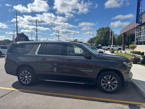 Used 2021 Chevrolet Suburban LT w/ LT Signature Package AWD/4WD image 5