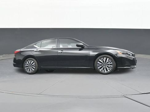 Used 2025 Nissan Altima 2.5 SV FWD image 50