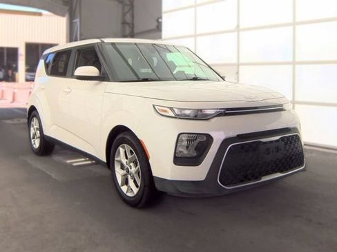 Certified 2022 Kia Soul LX w/ Technology Package FWD image 3