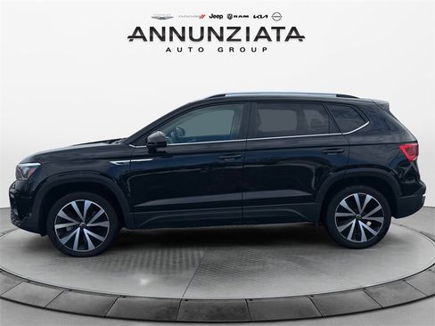 Used 2024 Volkswagen Taos SE image 2