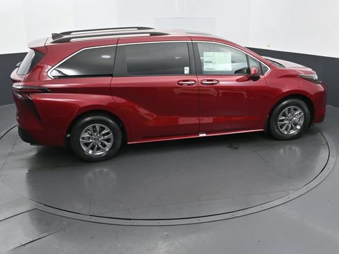 Used 2026 Toyota Sienna XLE FWD image 32