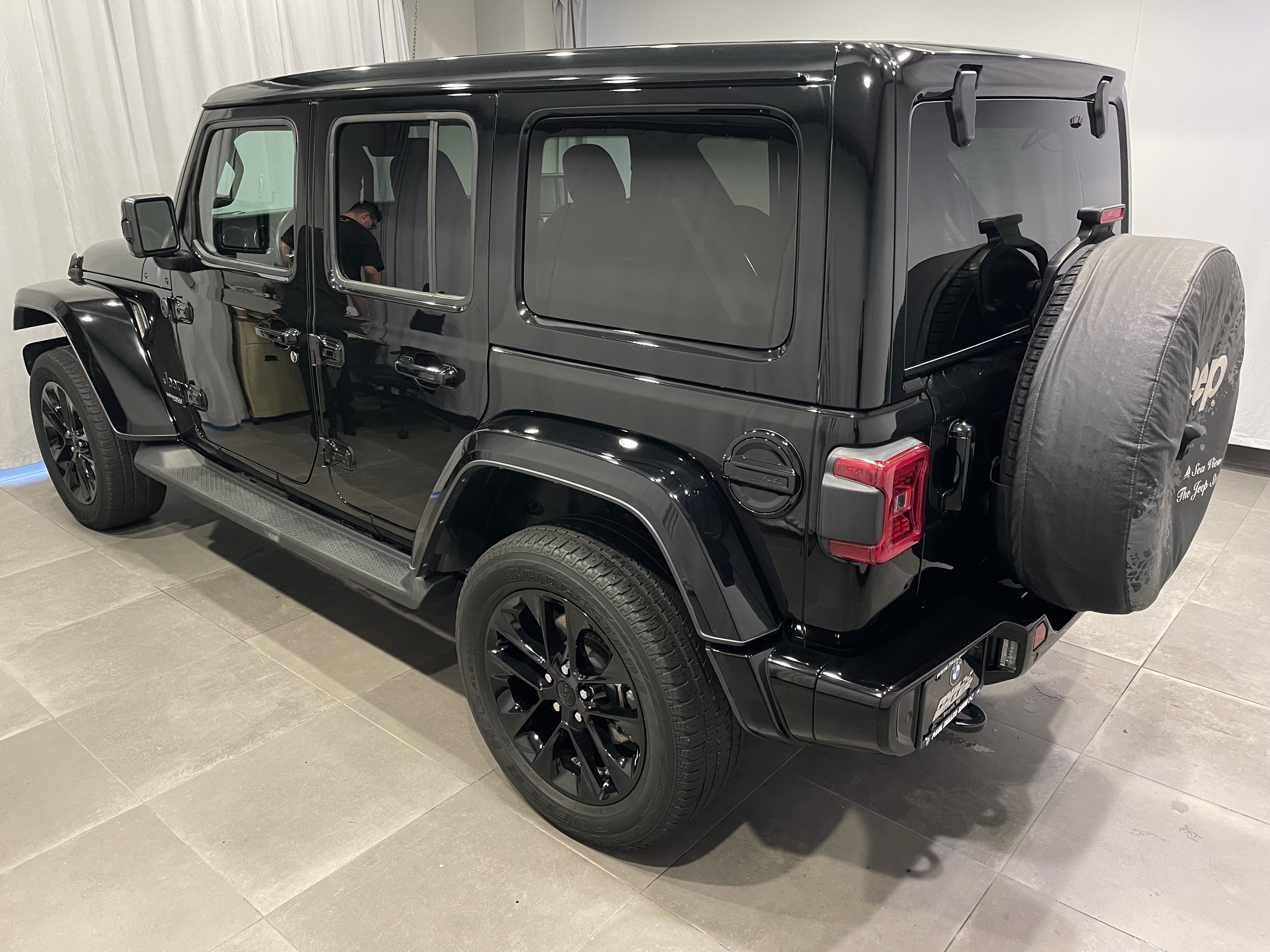 Used 2021 Jeep Wrangler Unlimited Sahara AWD/4WD image 4