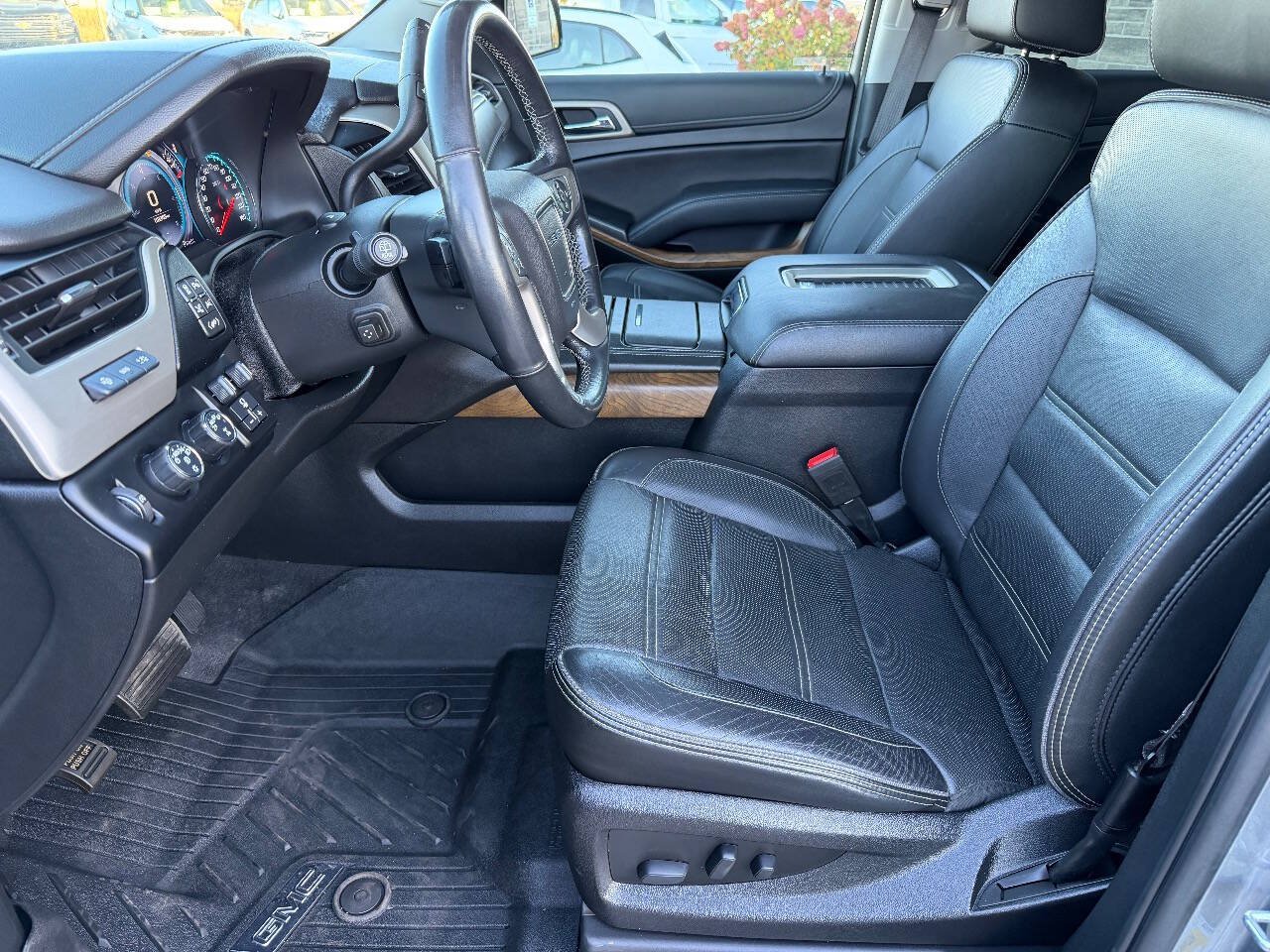 Used 2020 GMC Yukon Denali w/ Denali Premium Package AWD/4WD image 14