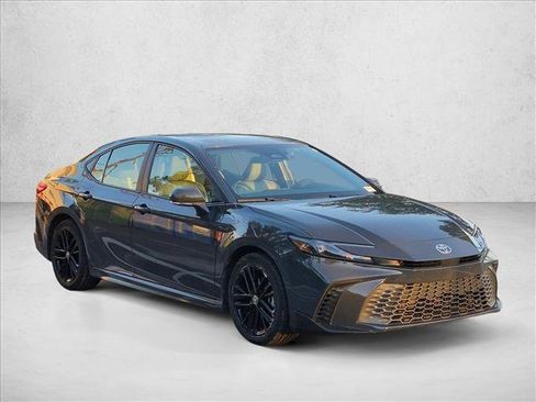 Used 2025 Toyota Camry SE FWD image 3