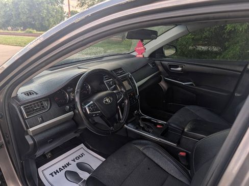 Used 2017 Toyota Camry SE w/ Moonroof Package FWD image 3