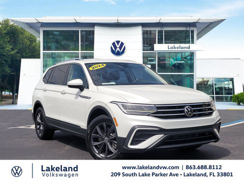 Used 2023 Volkswagen Tiguan SE FWD image 1