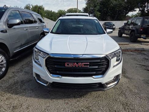 Used 2024 GMC Terrain SLE w/ Driver Convenience Package FWD image 2