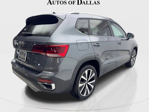 Used 2024 Volkswagen Taos SE image 6