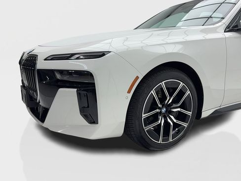 Used 2025 BMW 740i w/ Premium Package image 6