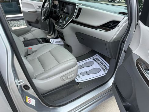 Used 2018 Toyota Sienna XLE w/ Entertainment Package FWD image 15
