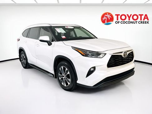 Used 2024 Toyota Highlander XLE FWD image 1