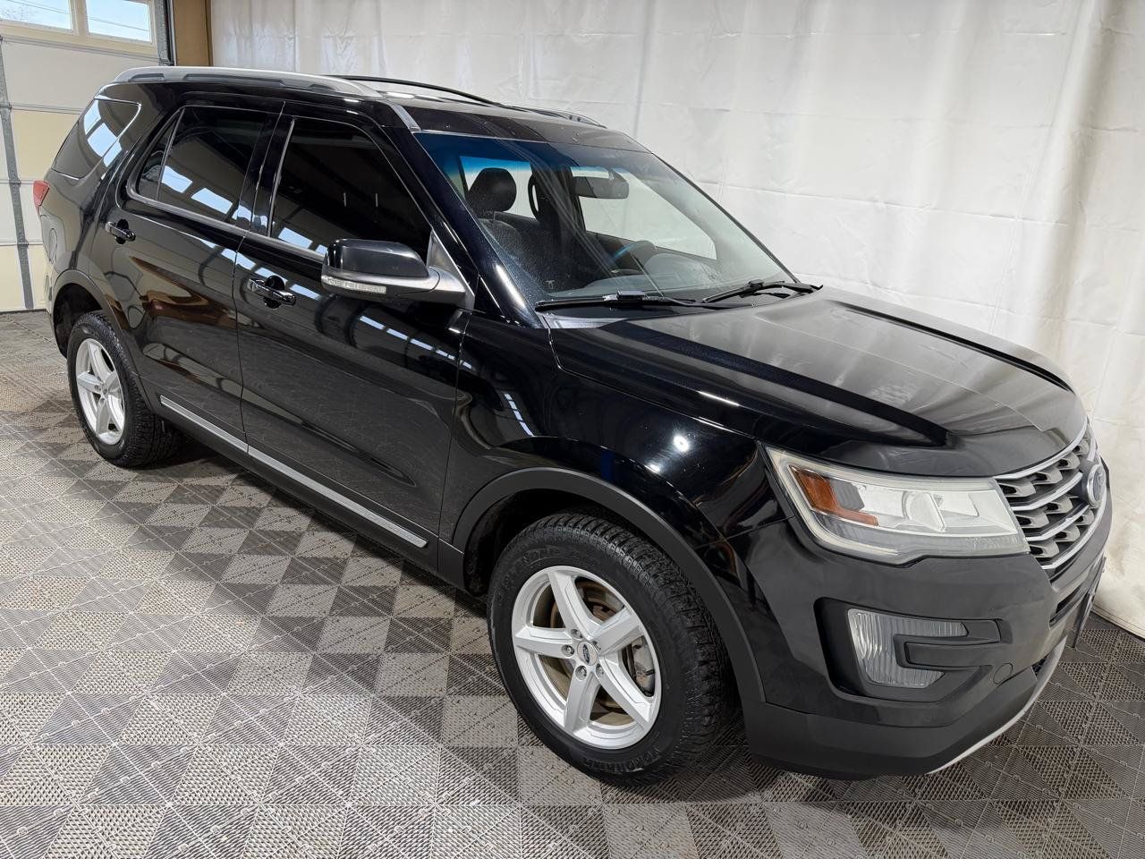 Used 2016 Ford Explorer XLT w/ Equipment Group 202A AWD/4WD image 8