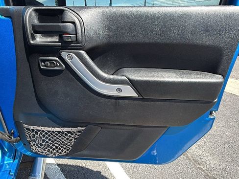 Used 2015 Jeep Wrangler Unlimited Rubicon AWD/4WD image 17