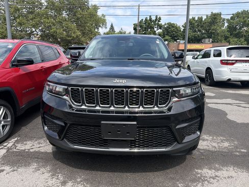 Used 2023 Jeep Grand Cherokee Laredo w/ Luxury Tech Group I AWD/4WD image 3