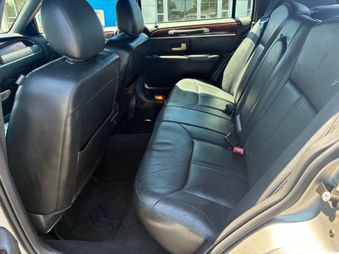 Used 2006 Lincoln Town Car Signature Limited RWD image 14