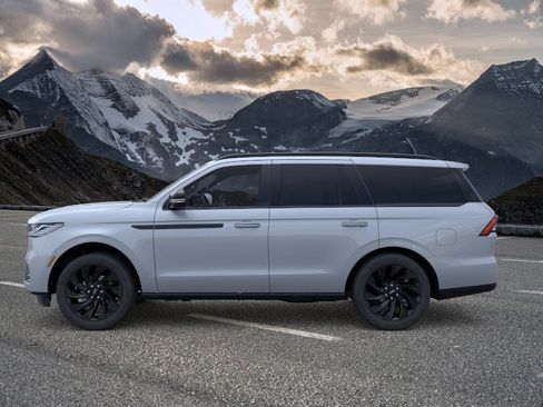 New 2026 Lincoln Navigator Reserve w/ Jet Appearance Package AWD/4WD image 3