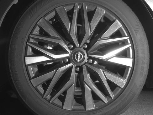 Used 2025 Nissan Altima 2.5 SV FWD image 12