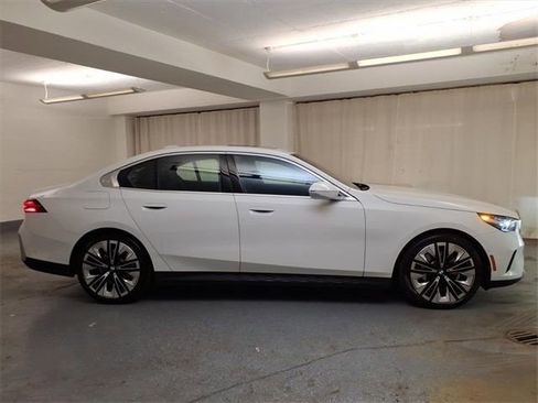 Used 2025 BMW 530i xDrive w/ Premium Package image 4