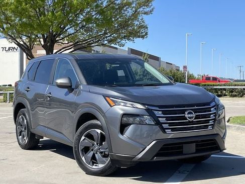 Used 2024 Nissan Rogue SV image 2