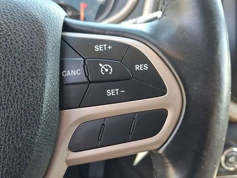 Used 2017 Jeep Cherokee Latitude AWD/4WD image 21