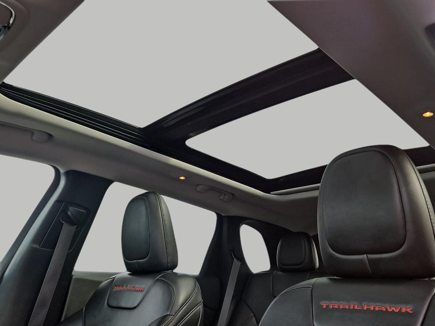 Used 2019 Jeep Cherokee Trailhawk w/ Comfort/Convenience Group AWD/4WD image 29