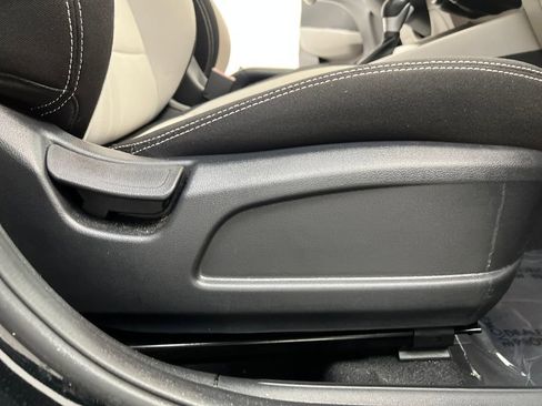 Used 2025 Hyundai Venue SEL image 22