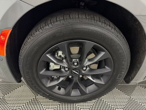 Used 2024 Chrysler Pacifica Limited FWD image 12