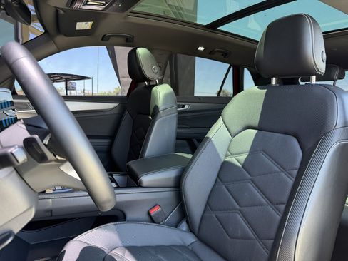 Used 2024 Volkswagen Atlas Cross Sport SE w/ Panoramic Sunroof Package FWD image 37