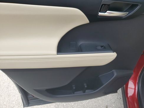 Certified 2024 Toyota Highlander XLE AWD/4WD image 17