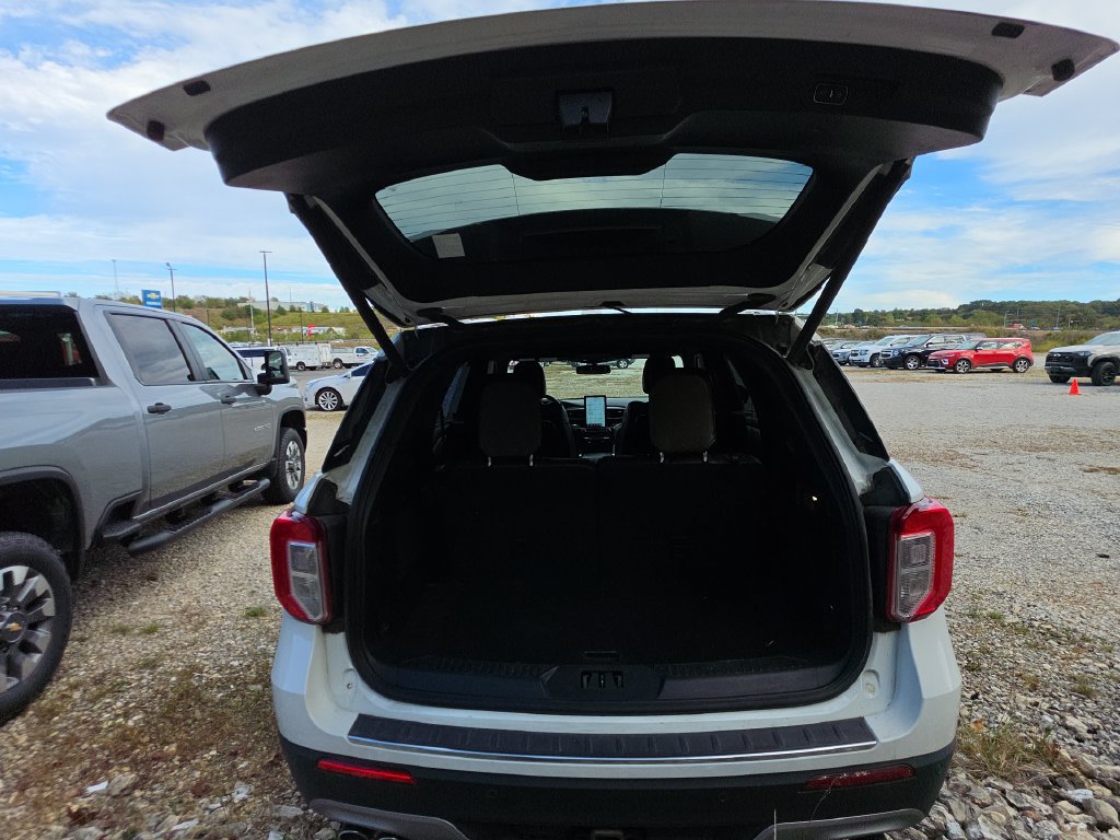 Used 2022 Ford Explorer Platinum w/ Equipment Group 601A AWD/4WD image 18