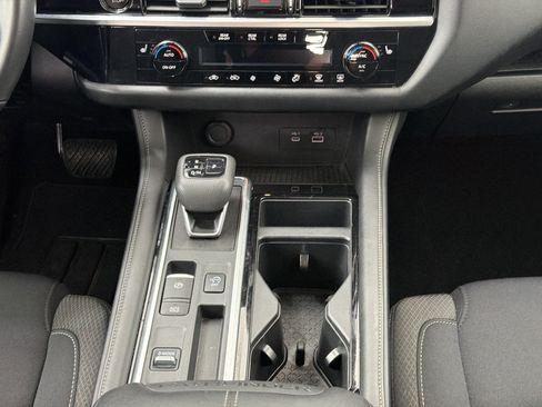 Used 2025 Nissan Pathfinder SV FWD image 17