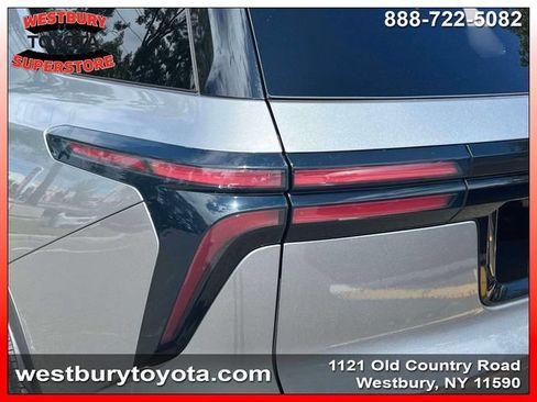 Used 2025 Chevrolet Traverse LT w/ Driver Confidence Package FWD image 11