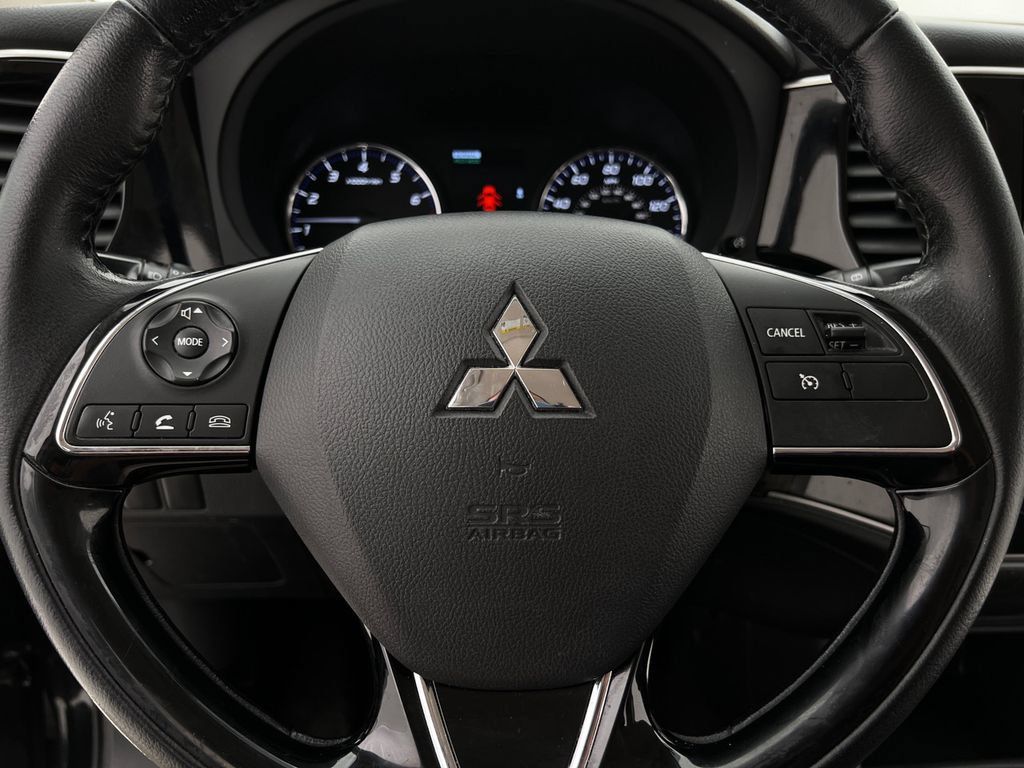 Used 2016 Mitsubishi Outlander SEL AWD/4WD image 17