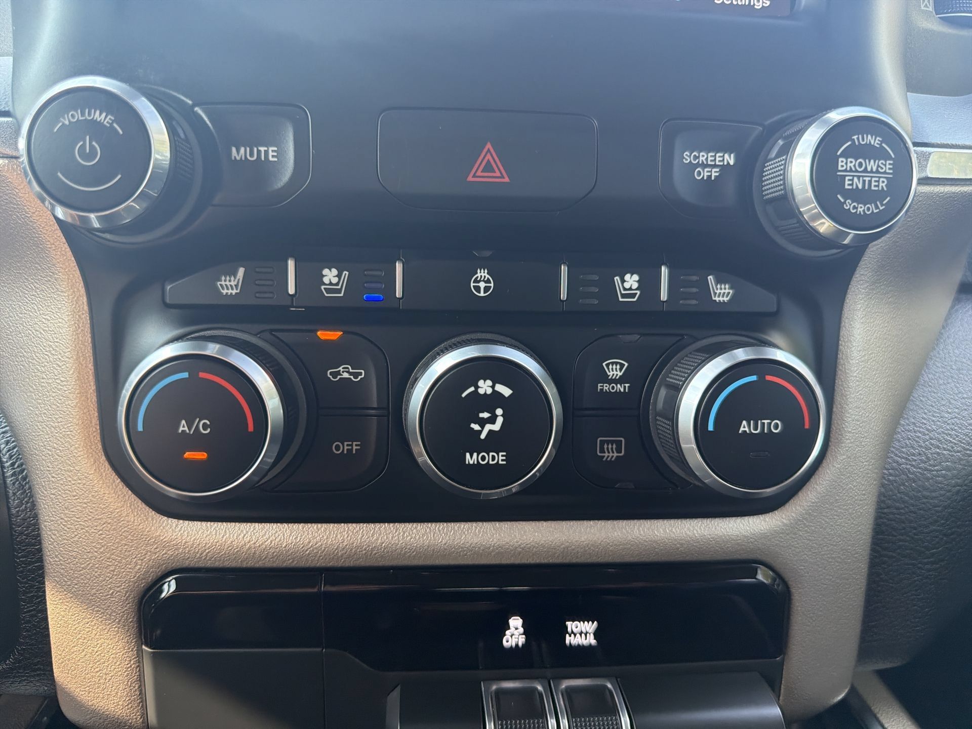 Used 2020 RAM 1500 Laramie AWD/4WD image 18
